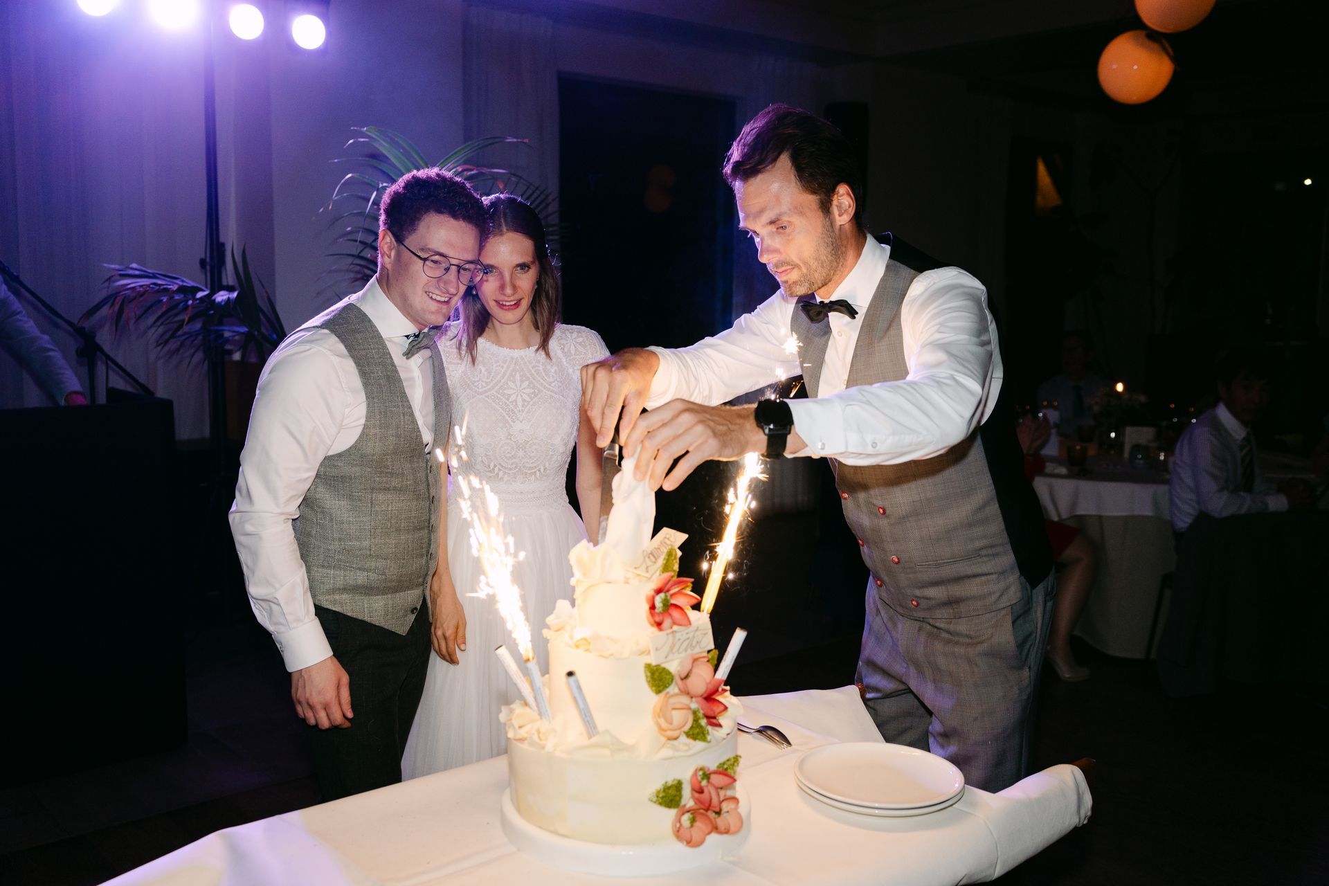 Stijn Hoornaert toast samen met bruid en bruidegom met champagne op hun huwelijksreceptie.