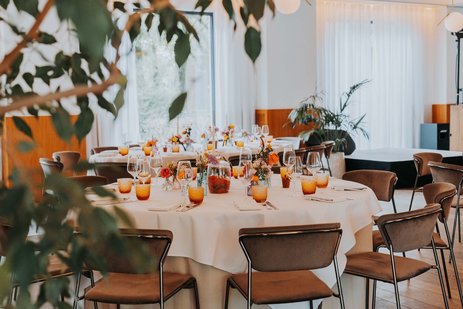 Een groep kinderen zit aan tafeltjes tijdens een lentefeest bij feestzaal t'Hoornaerts in Kachtem, Izegem.
