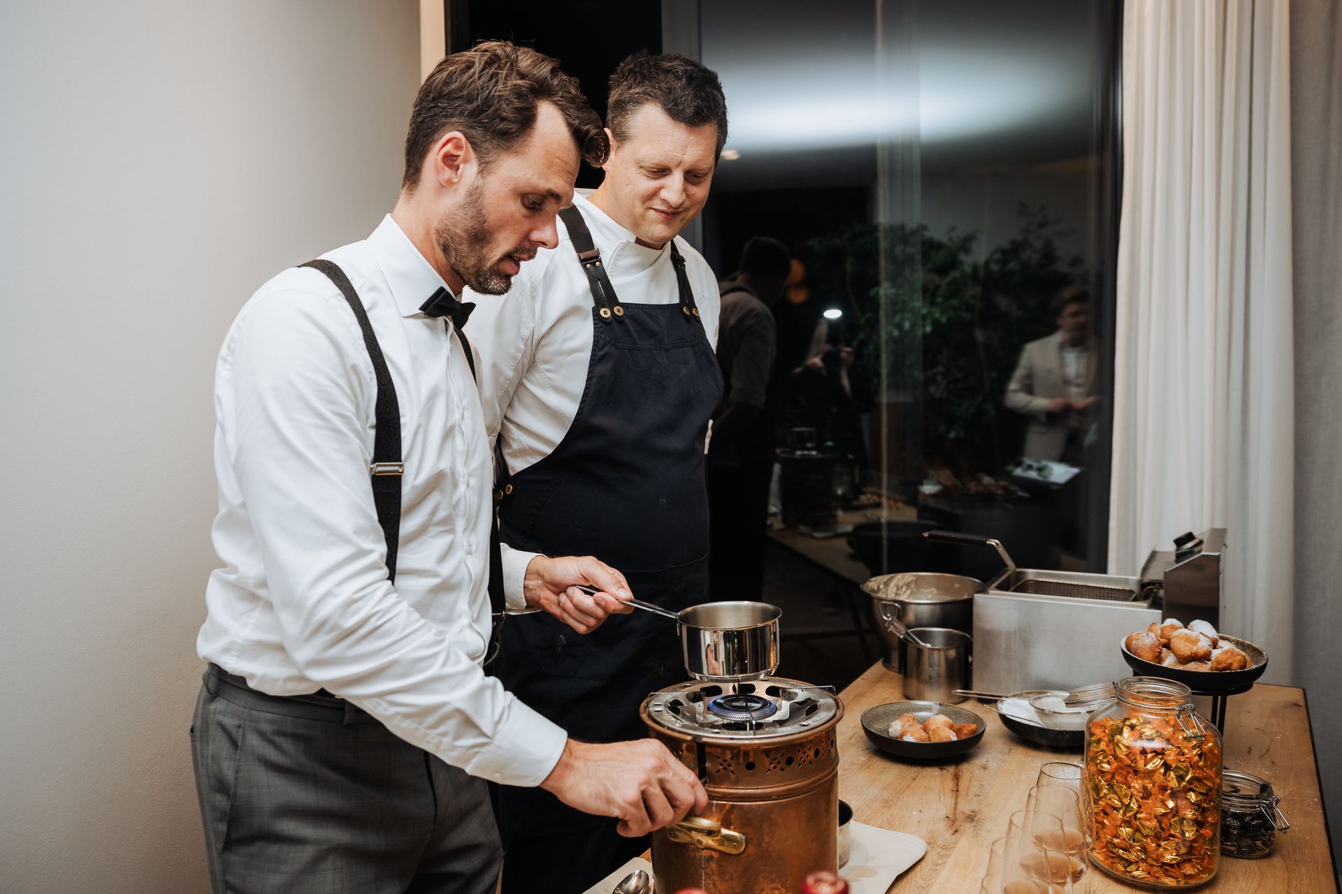 Stijn Hoornaert en kok Xavier die samen Irish Coffee maken.