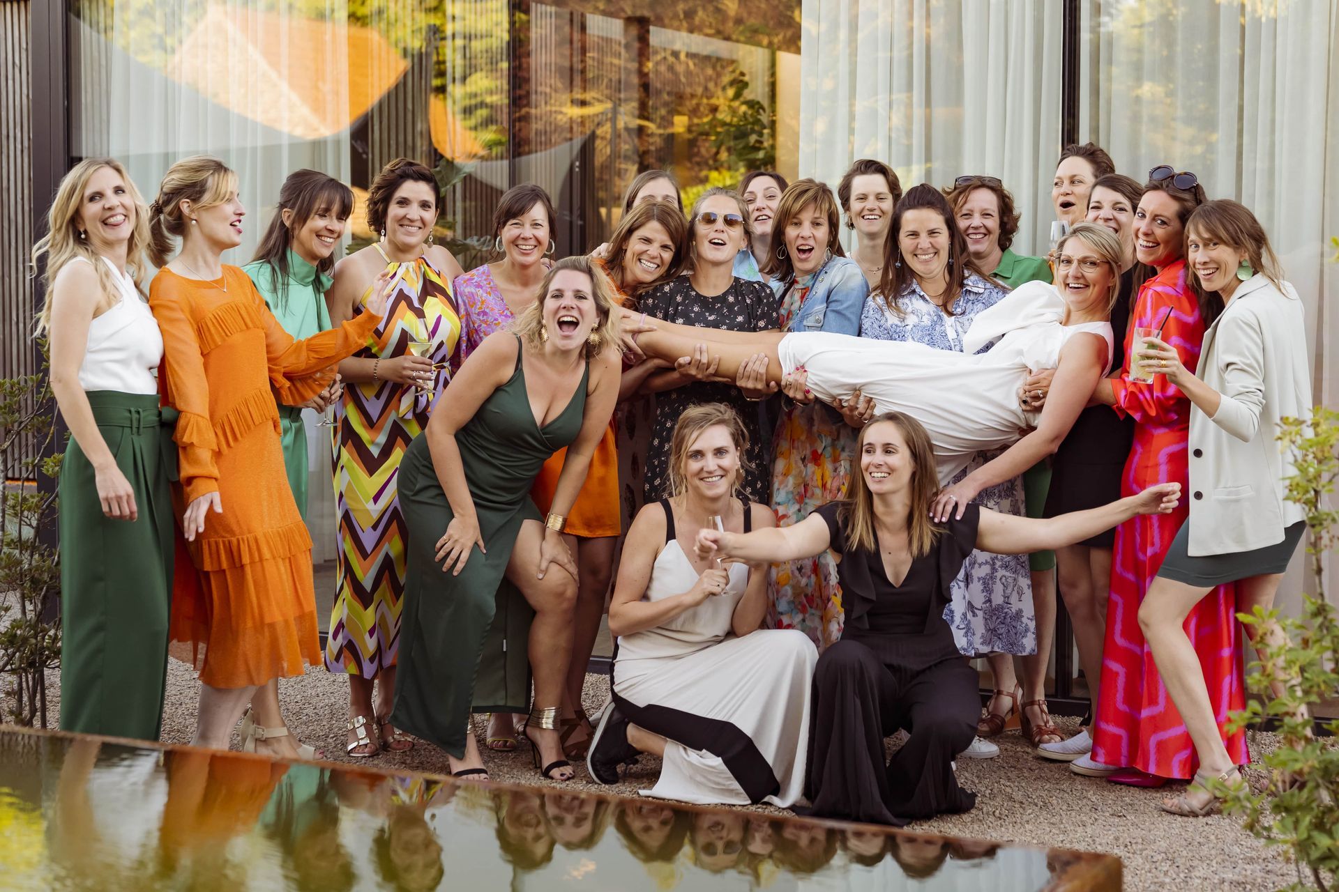 Groepsfoto buiten op het tuinterras van feestzaal t'Hoornaerts.