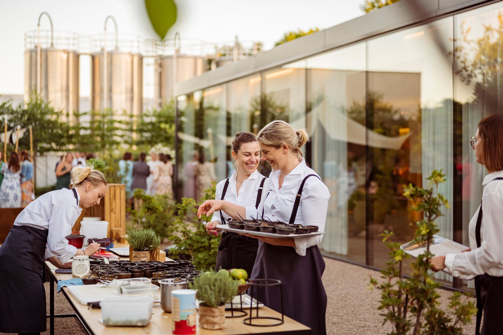 Het personeel van feestzaal t'Hoornaerts staat rond een tafel met dienbladen vol eten.