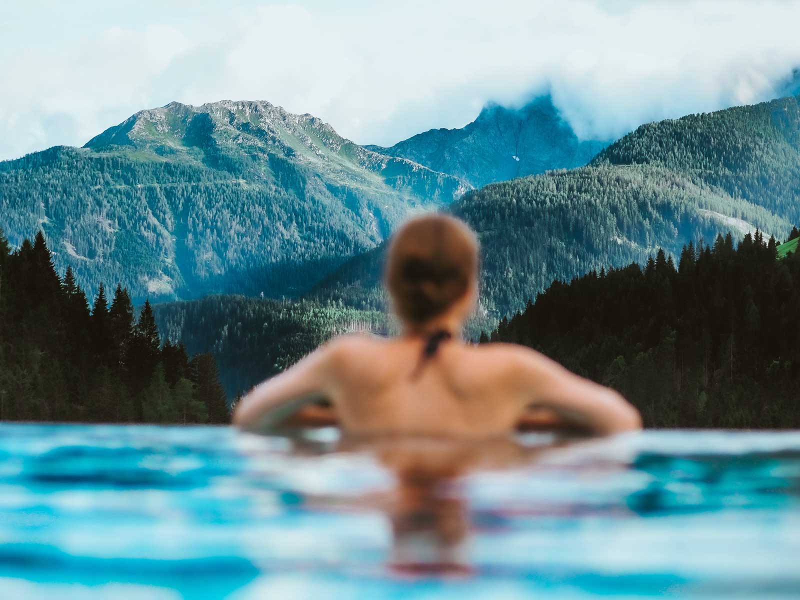 Swimmingpool in den Bergen