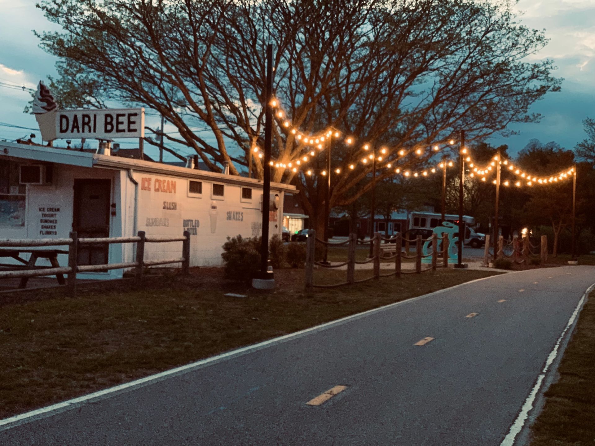 A white building with a sign that says Dari Bee Ice Cream Shop