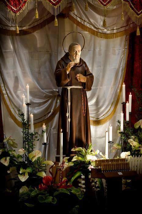 Statua di Padre Pio presso la casa di riposo