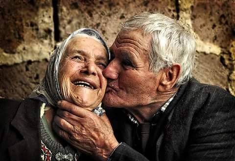 coppia di ospiti della casa di riposo