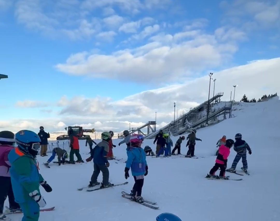 FAS athletes warming up before a UOP weeknight session