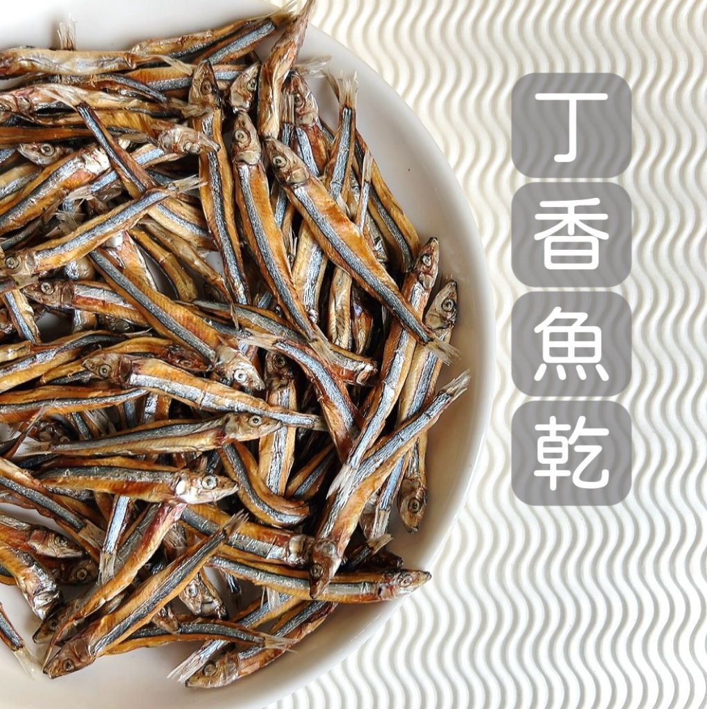 一個白色的碗，裡面裝滿了寫有漢字的乾魚