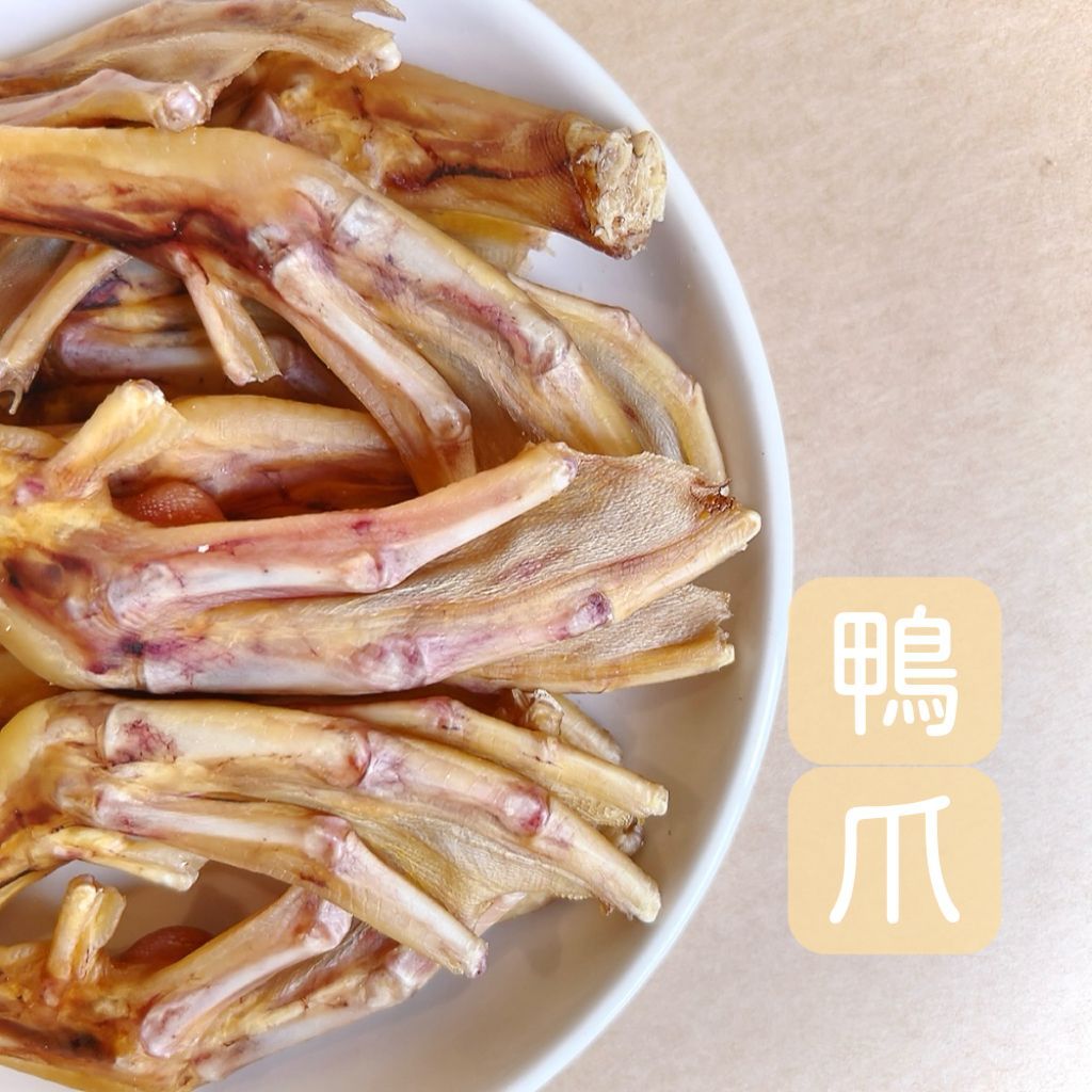 一袋雞爪放在桌上，旁邊是一盤雞爪。