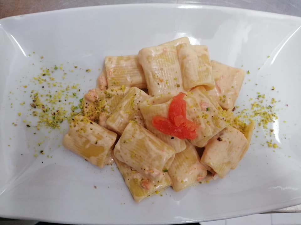 piatto di pasta con prodotti tipici siciliani