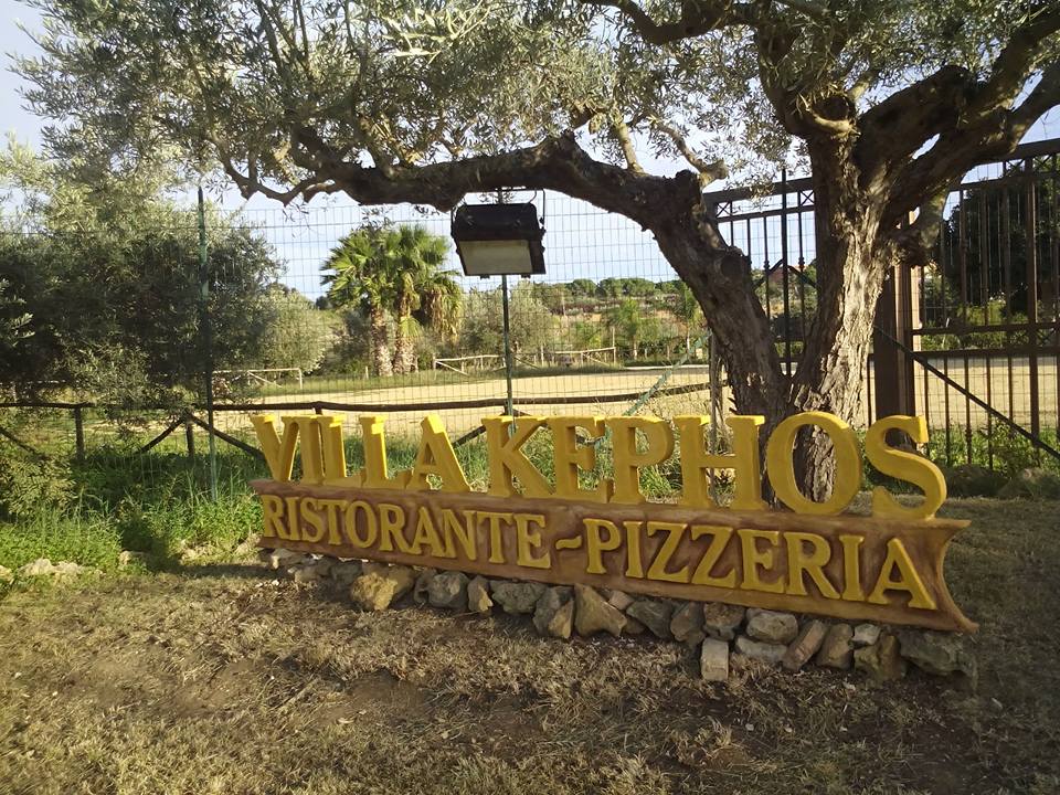 insegna del locale nel giardino del ristorante