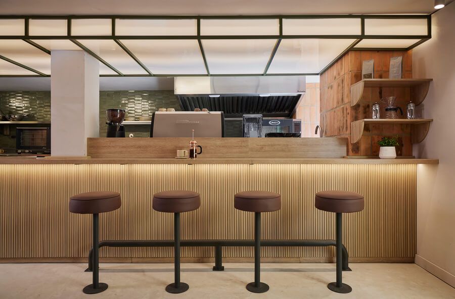 Barra de café moderna en el Antipoda Hotel.