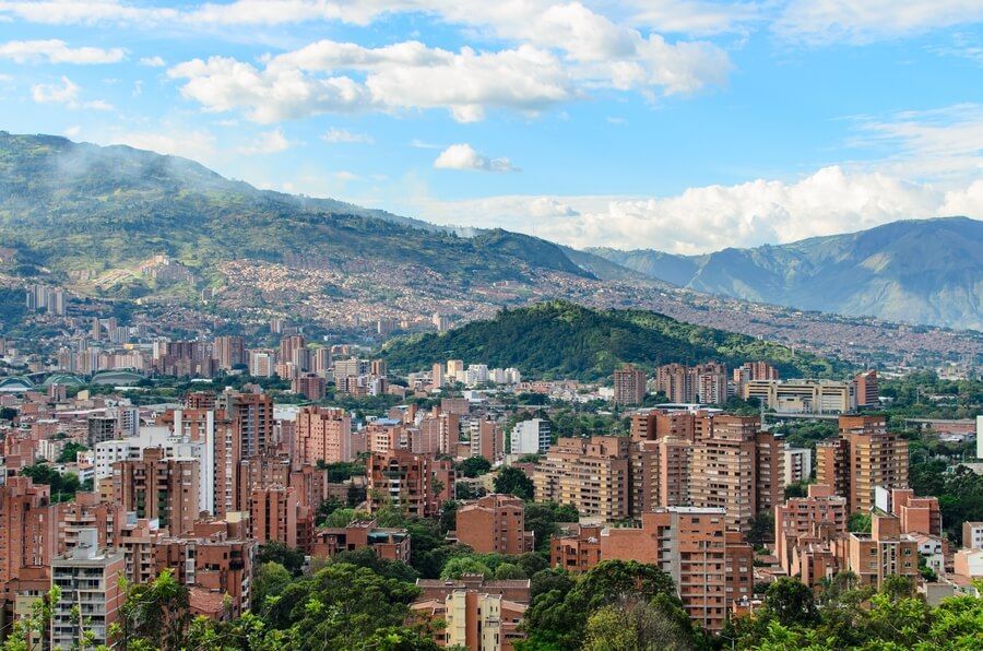 Panorámica de la ciudad de Medellín con montañas al fondo