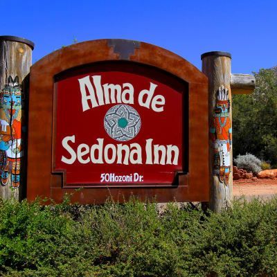 A red sign that says alma de sedona inn
