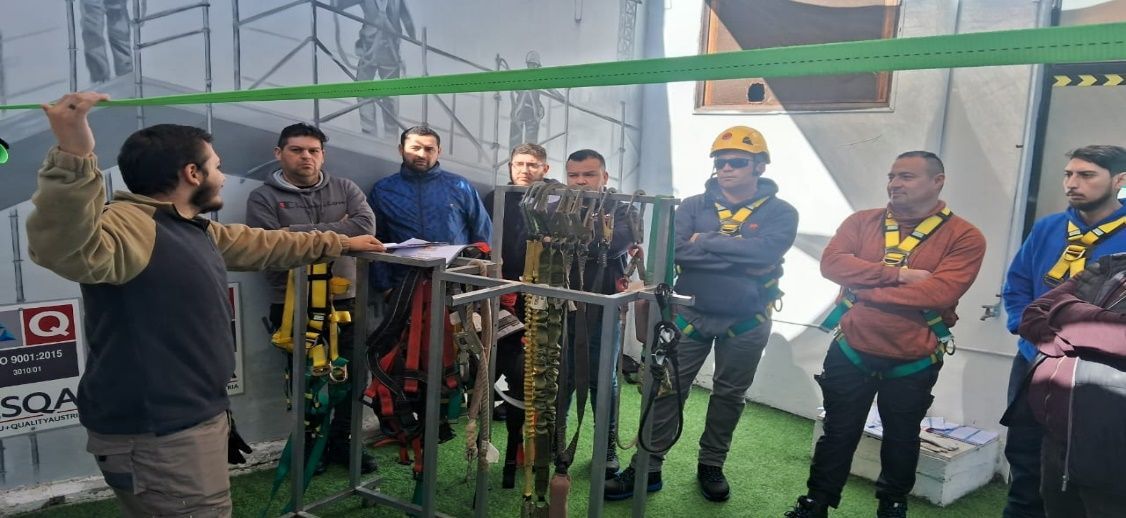 Una persona hace una demostración de equipo mientras otros observan. Equipo expuesto en un entorno de entrenamiento.