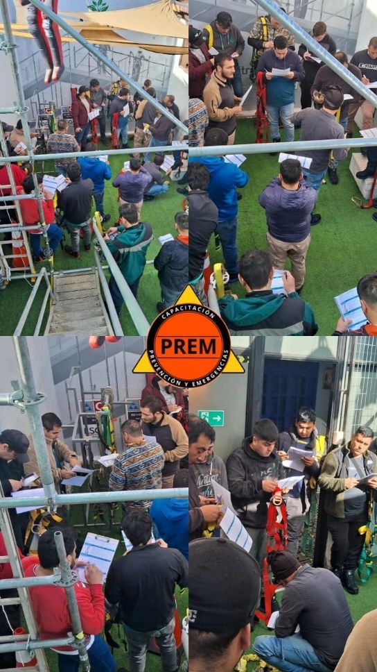 Personas con diversos atuendos de trabajo se encuentran en un entorno de capacitación. Algunos leen, otros toman notas y practican en andamios.