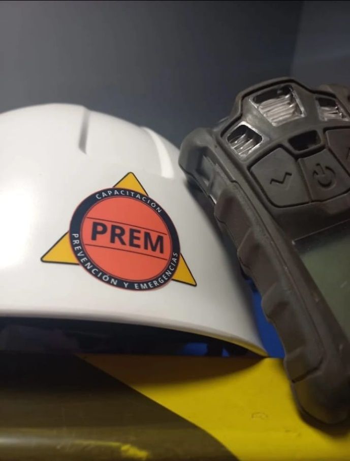 Casco blanco con el logotipo 