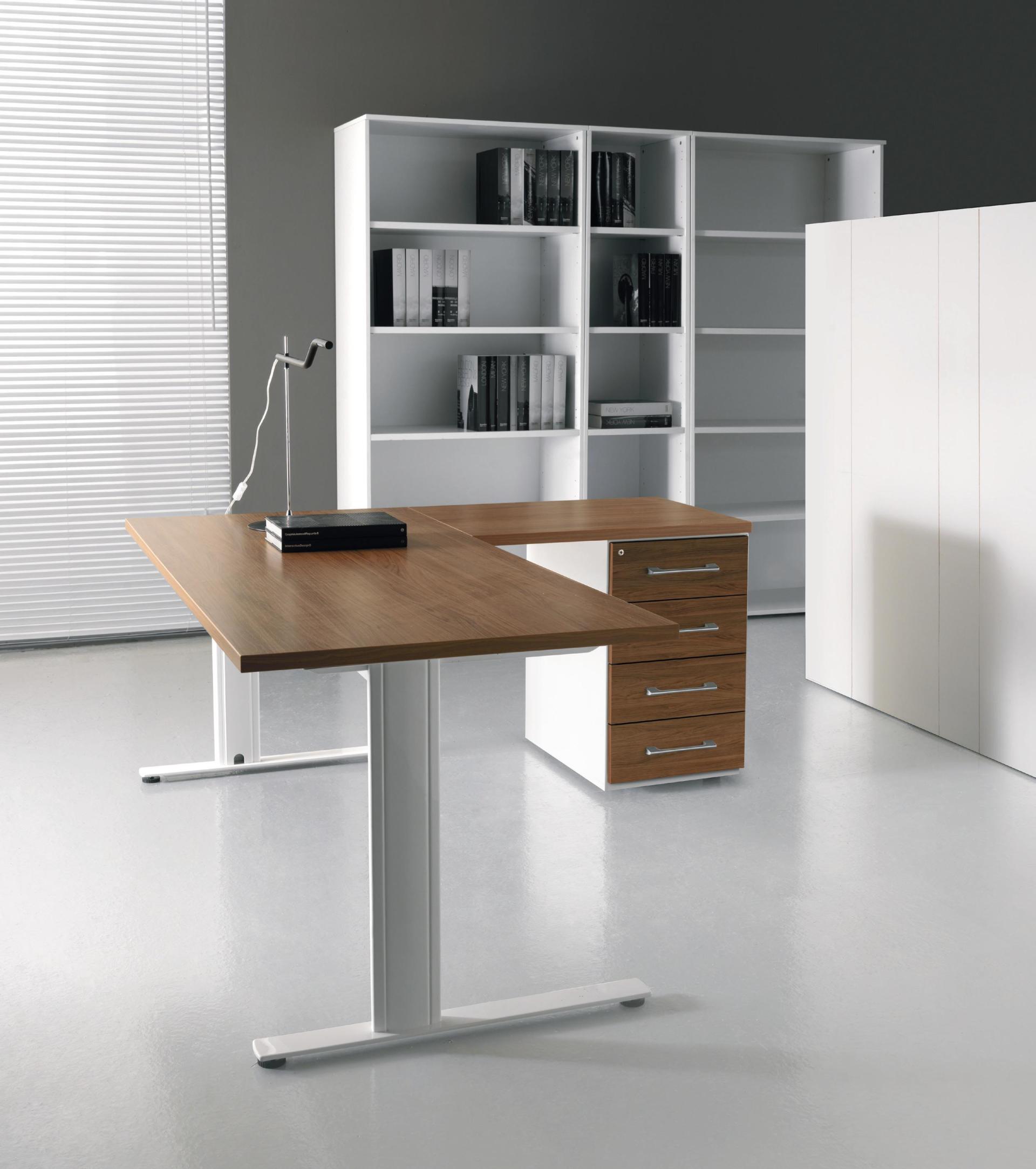 Scrivania e libreria ufficio