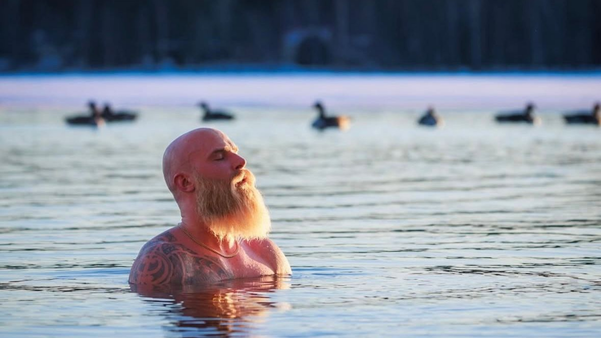 ihminen avantouimassa turvallisesti