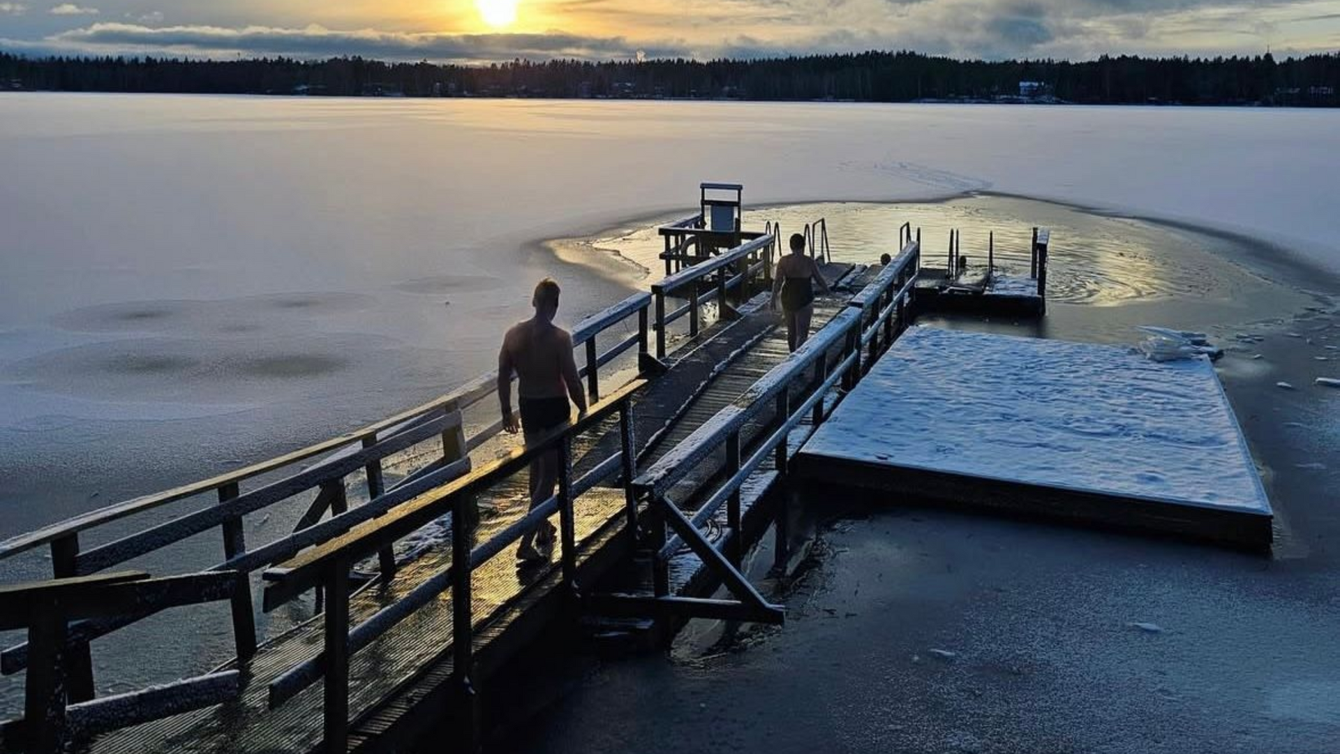 ihmiset avantouimassa varusteet päällä