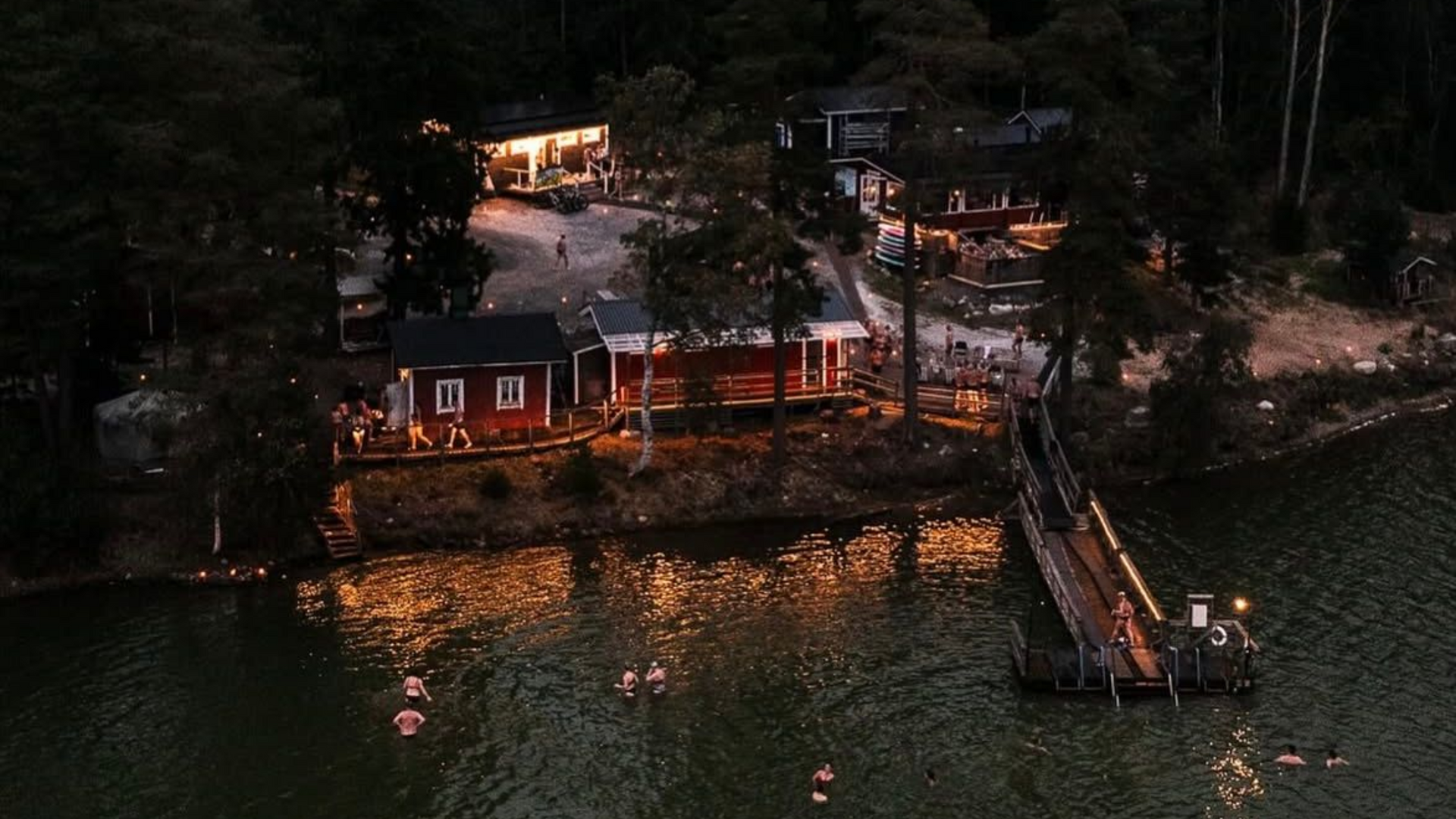 ihmisiä avantouimassa varusteineen