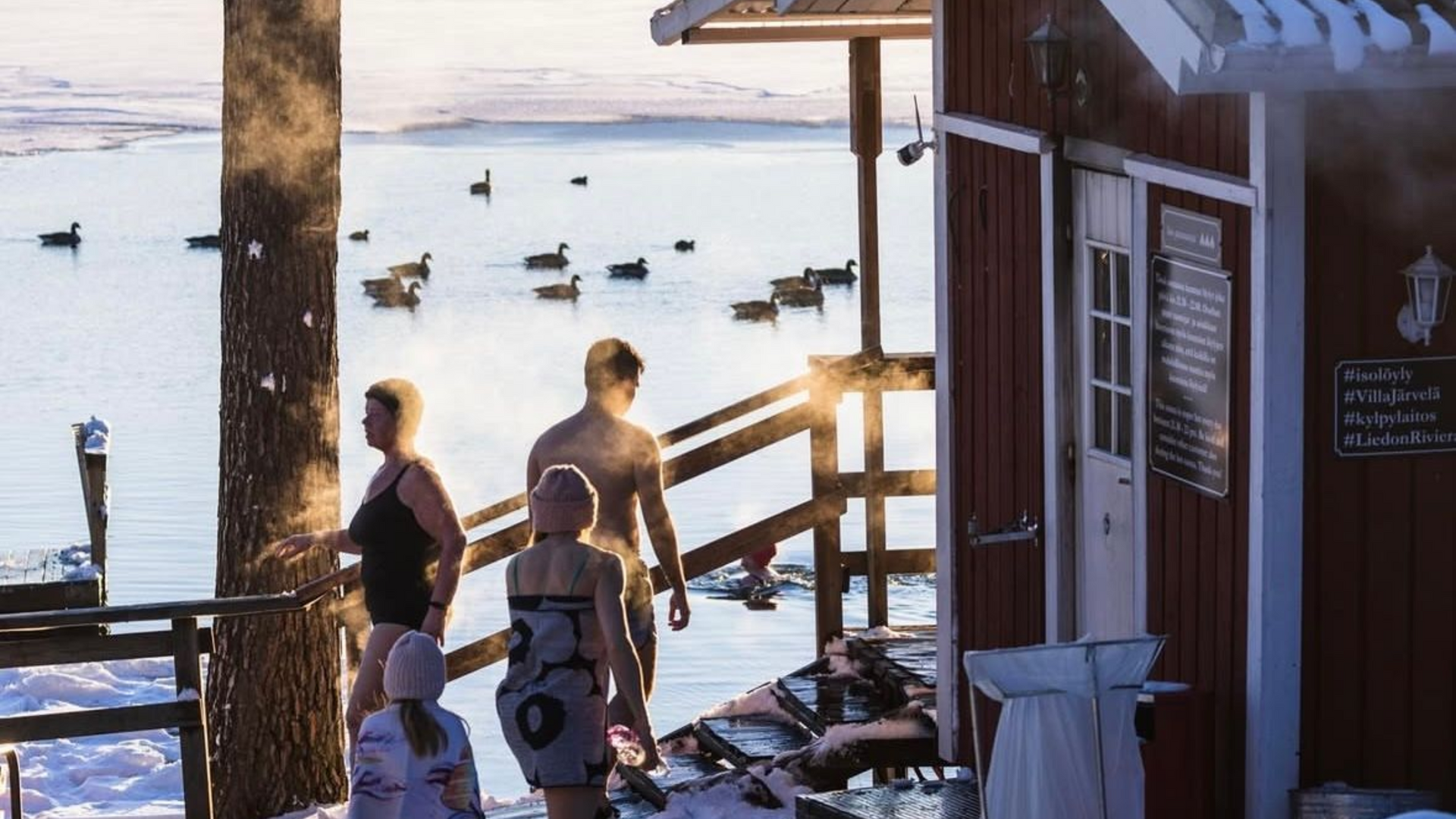 Avantouimareita yhdessä talvisella avannolla