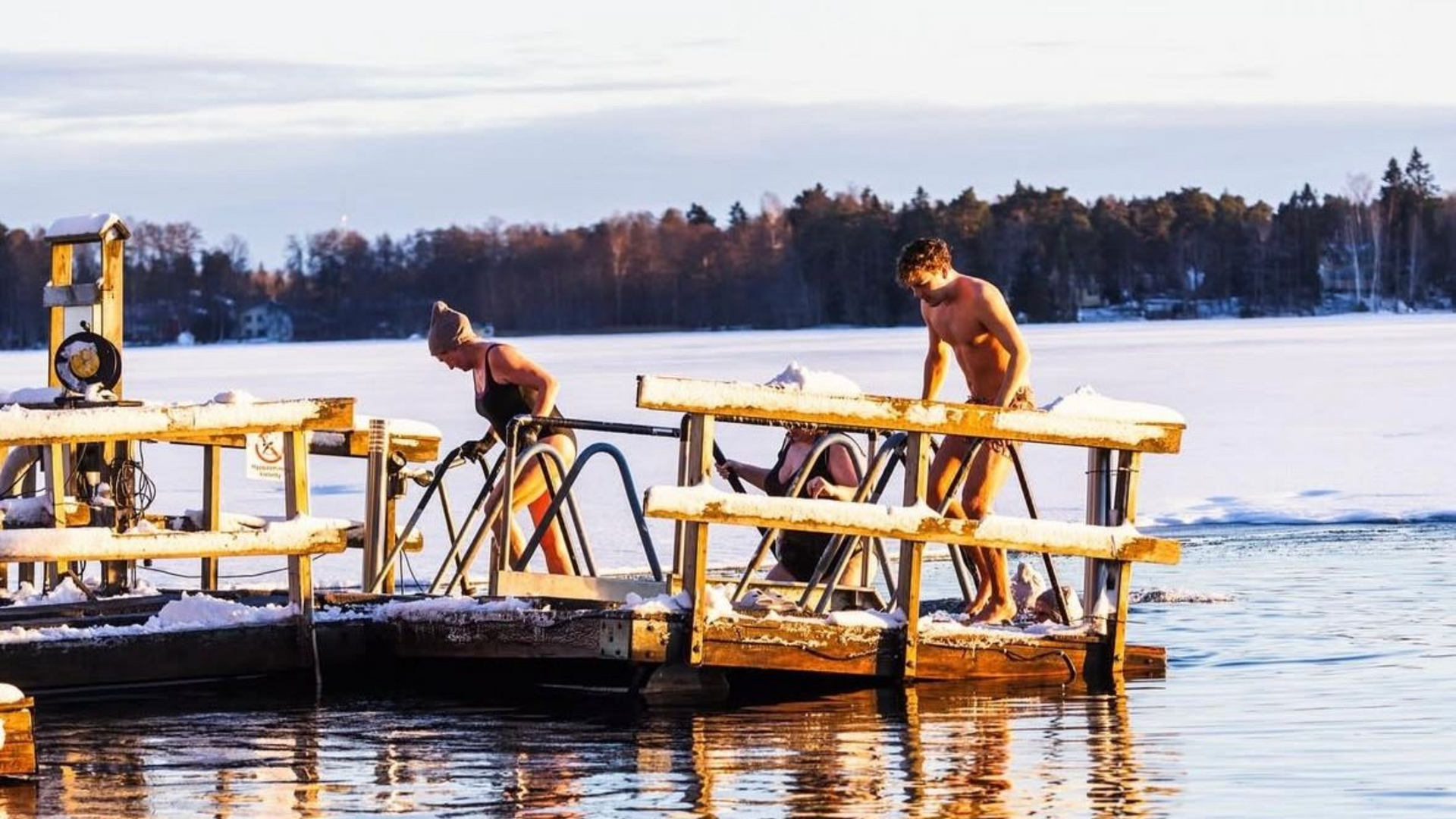 Nykyaikainen avantouinti suomalaisella talviuintipaikalla.