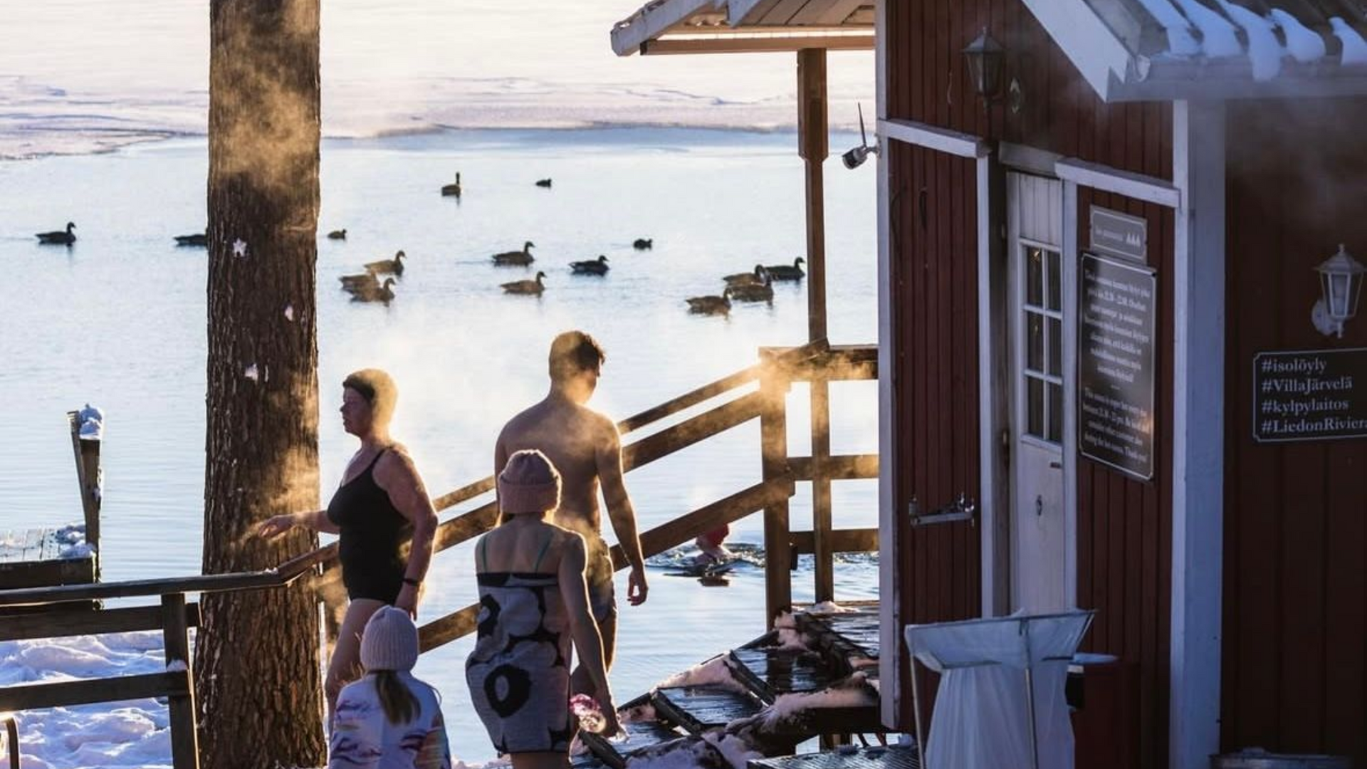Sauna ja avanto järven rannalla talvella.
