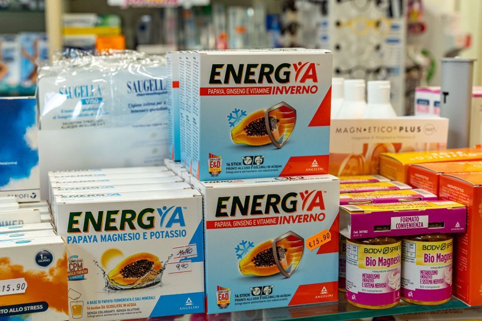 Scaffali con farmaci