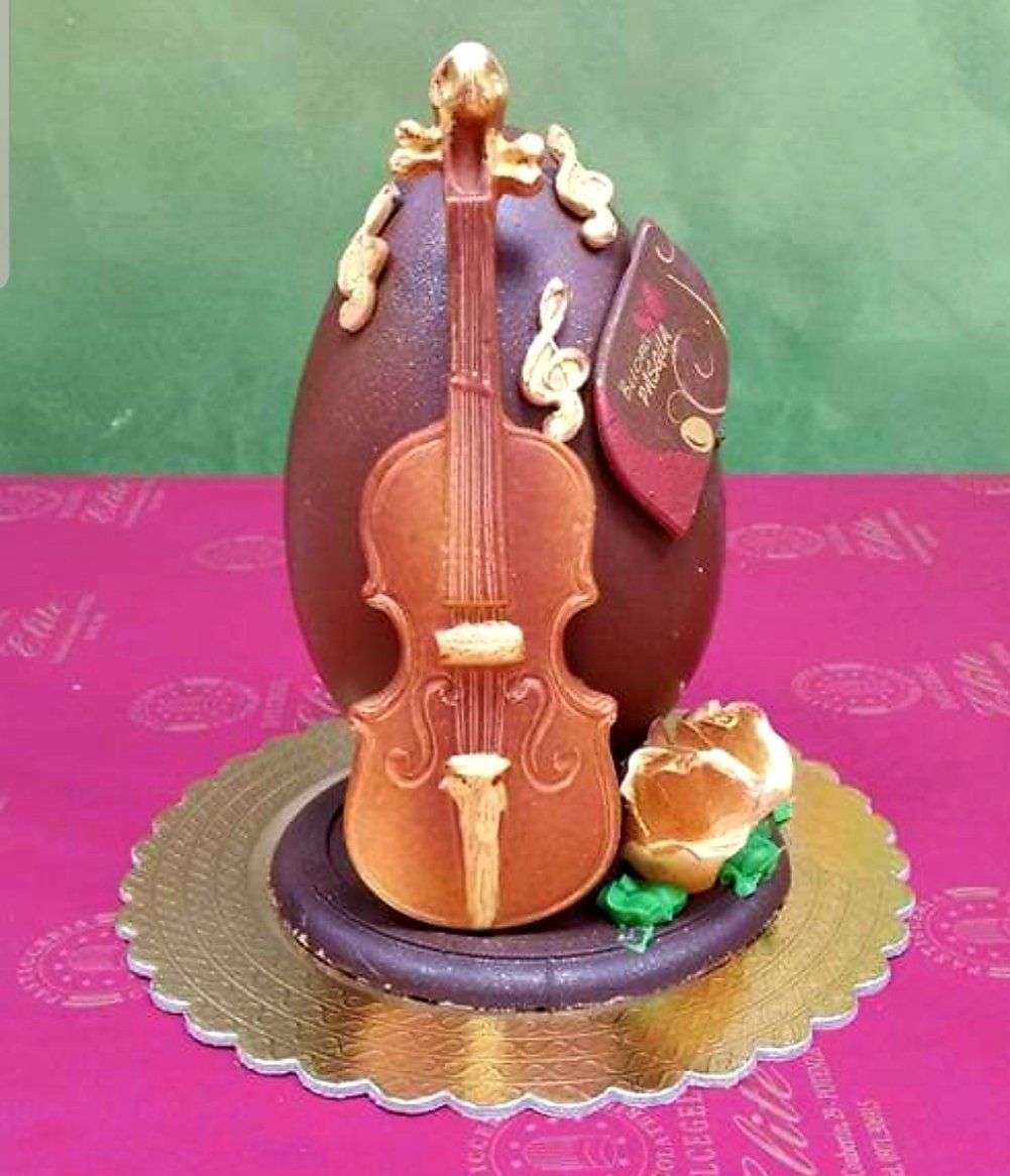 uova cioccolato con decorazione di violoncello