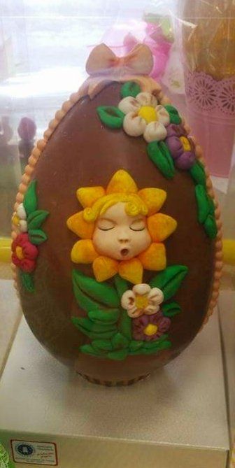 uova cioccolato con decorazione a fiore