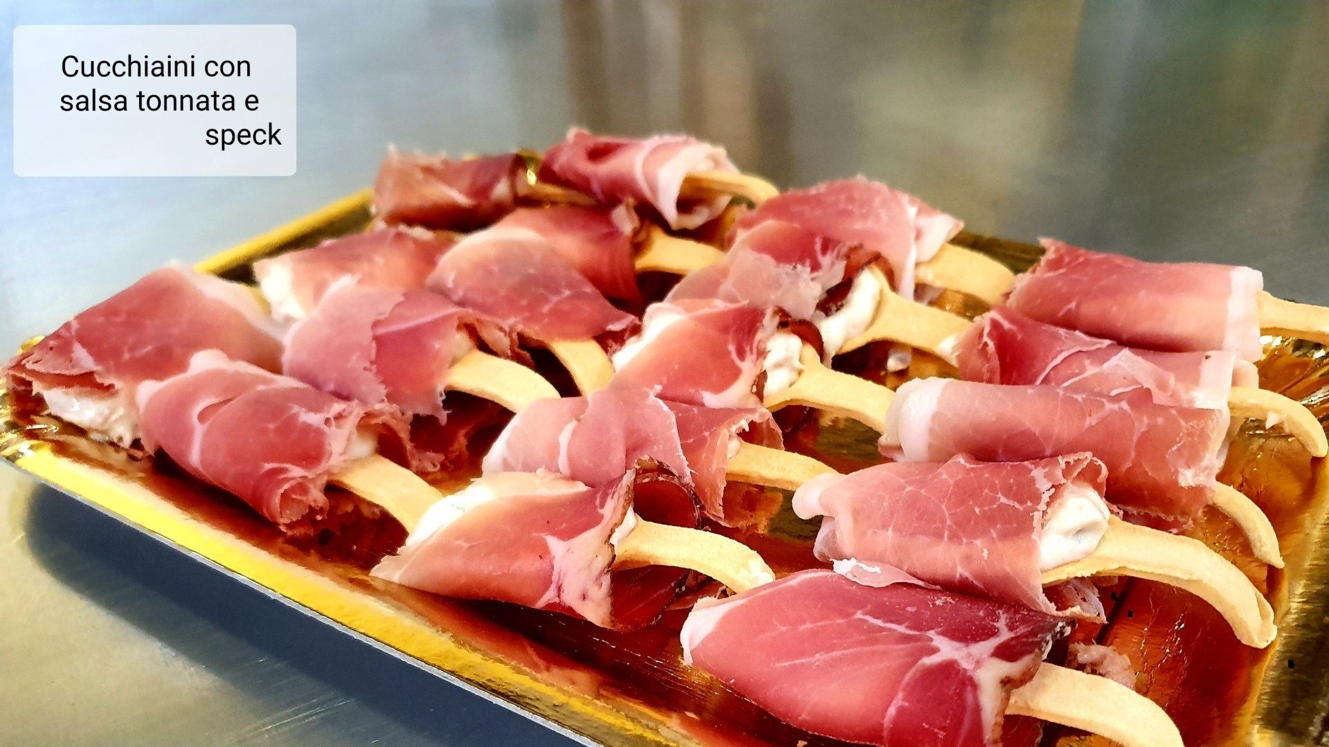 cucchiaini con salsa e speck