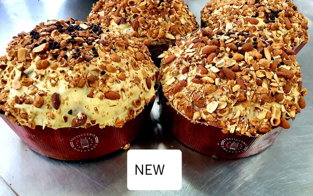 Panettoni con cioccolato bianco e mandorle