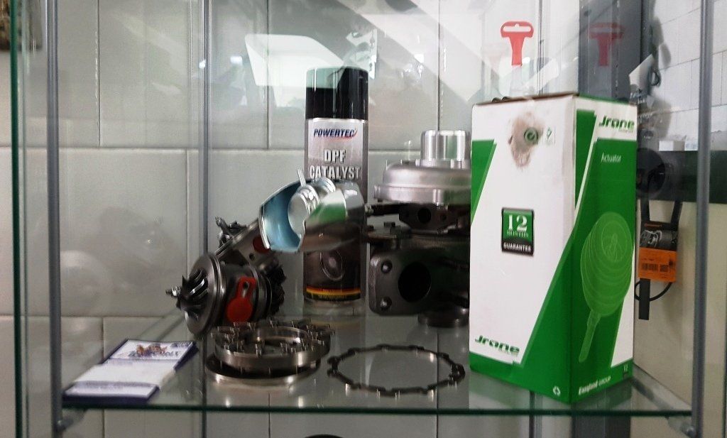 Vetrina negozio con prodotti meccanica