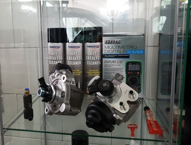 Vetrina negozio con multimetro digitale