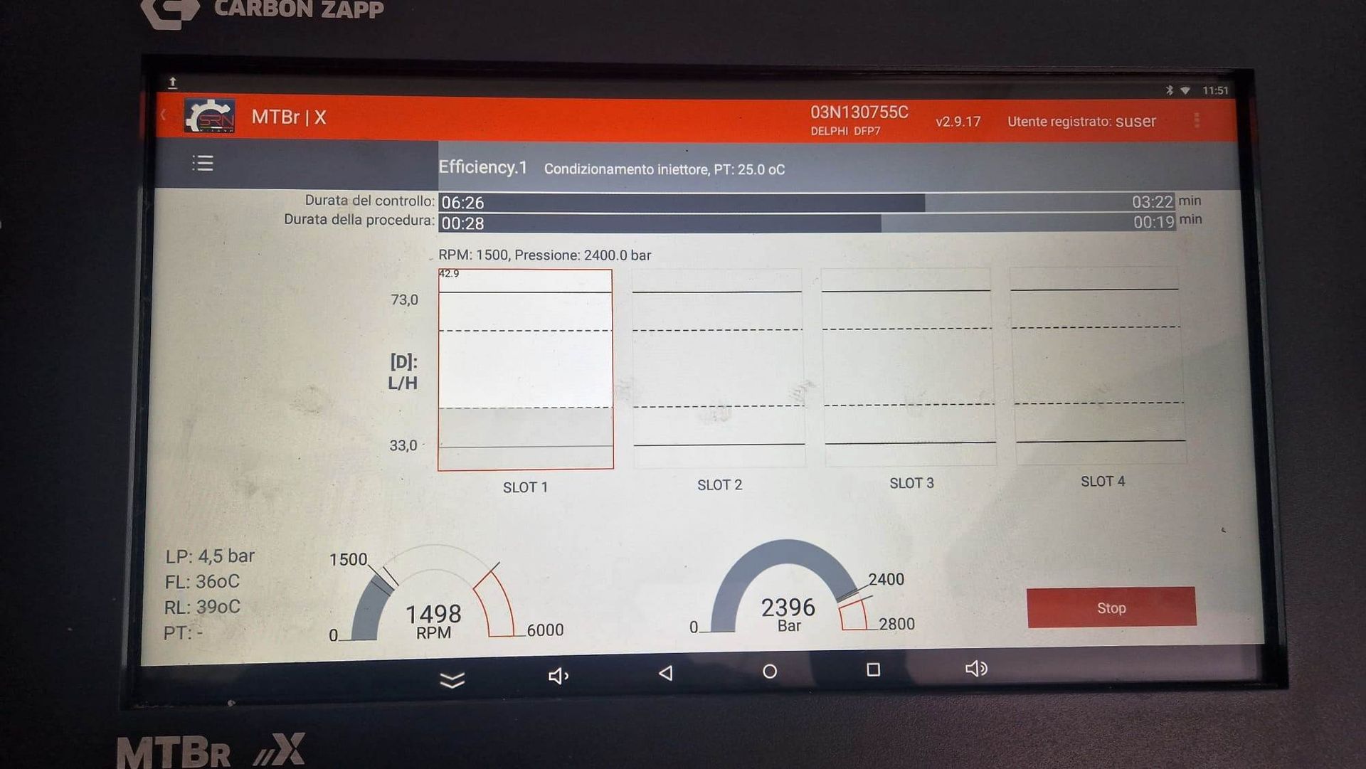 Uno schermo di diagnostica che mostra i dati del veicolo con elementi dell'interfaccia utente arancioni e grigi, tra cui letture degli indicatori e percentuali.