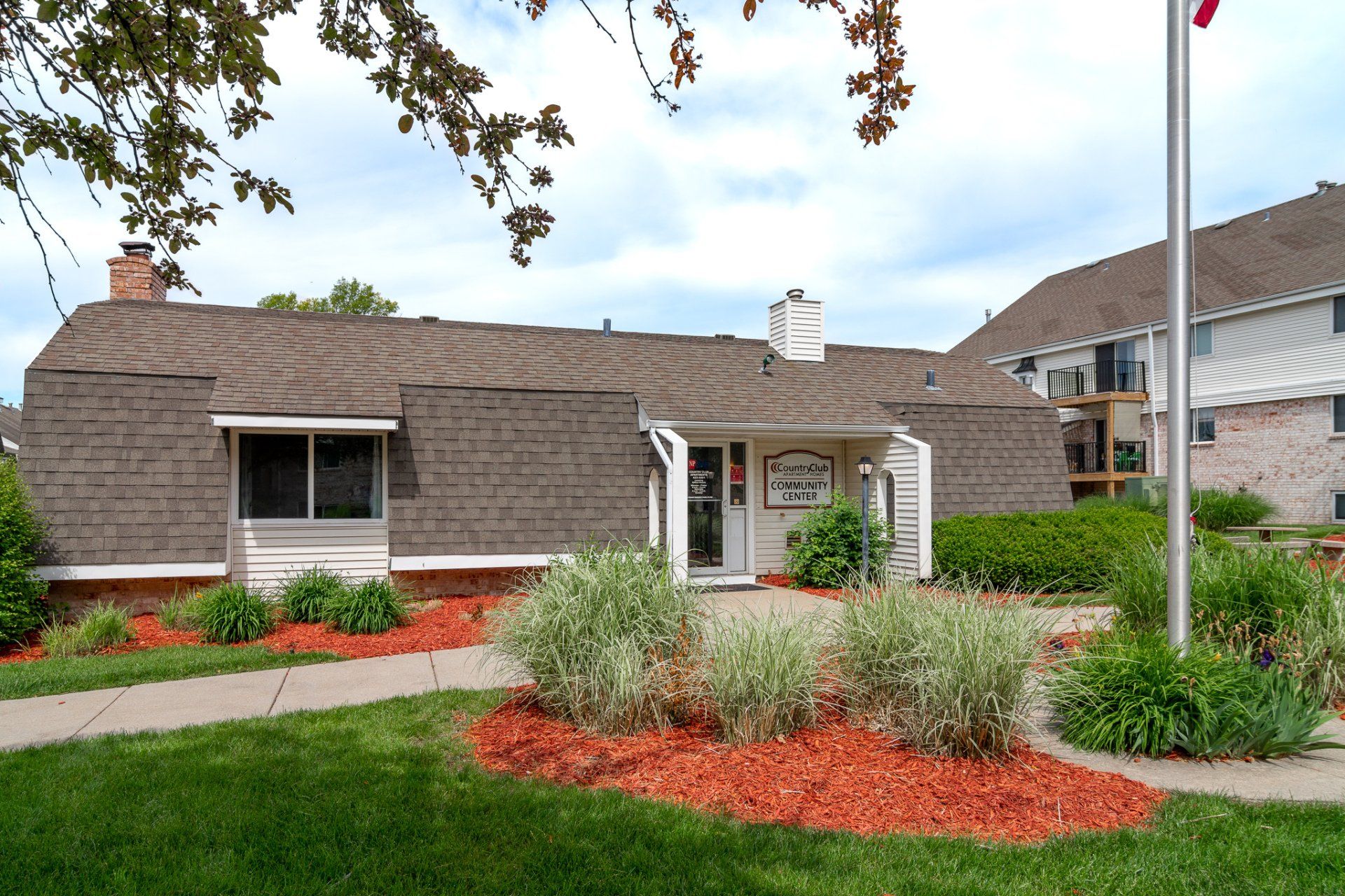 Country Club Apartments for Rent in Lincoln, NE / Lots of Amenities