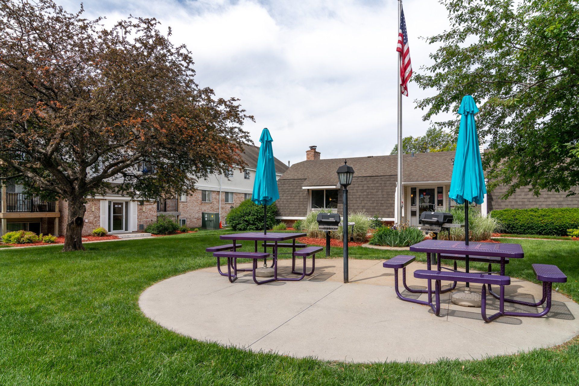 Country Club Apartments for Rent in Lincoln, NE / Lots of Amenities