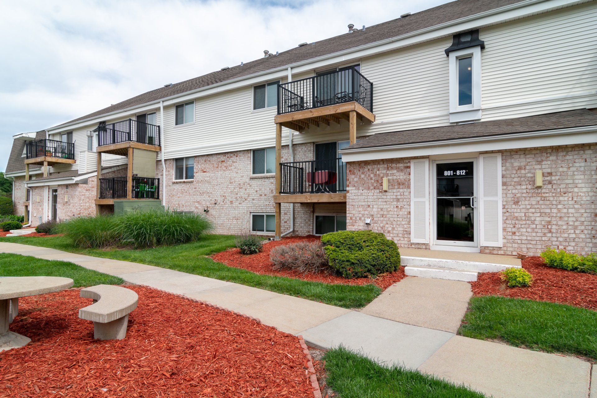 Country Club Apartments for Rent in Lincoln, NE / Lots of Amenities