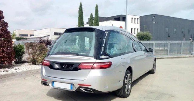 vista posteriore carro funebre agenzia