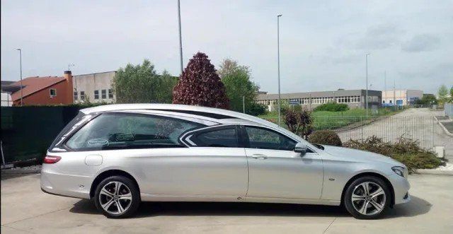 vista laterale carro funebre agenzia