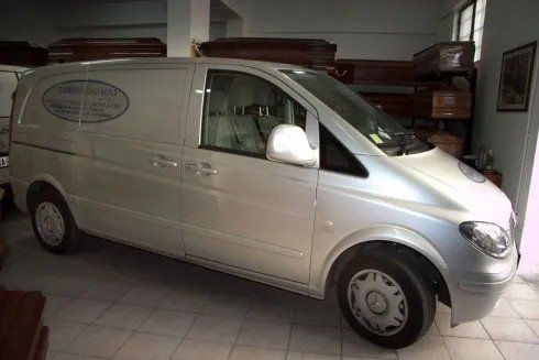 vista laterale minivan agenzia funebre