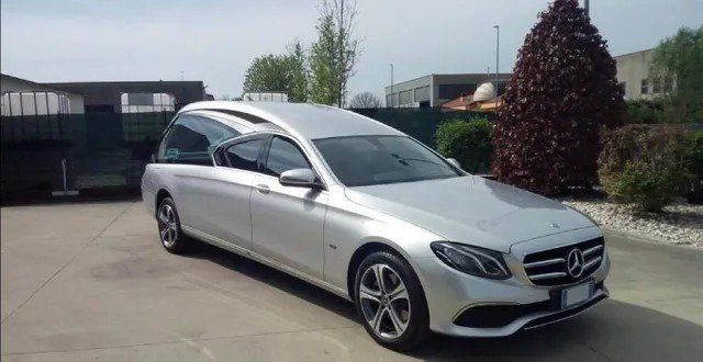 vista frontale del carro dell'agenzia funebre