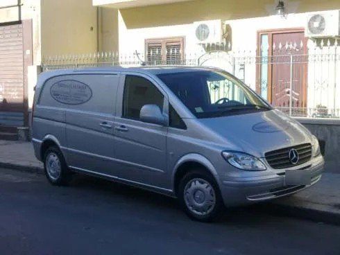 minivan grigio metallizzato dell'agenzia funebre