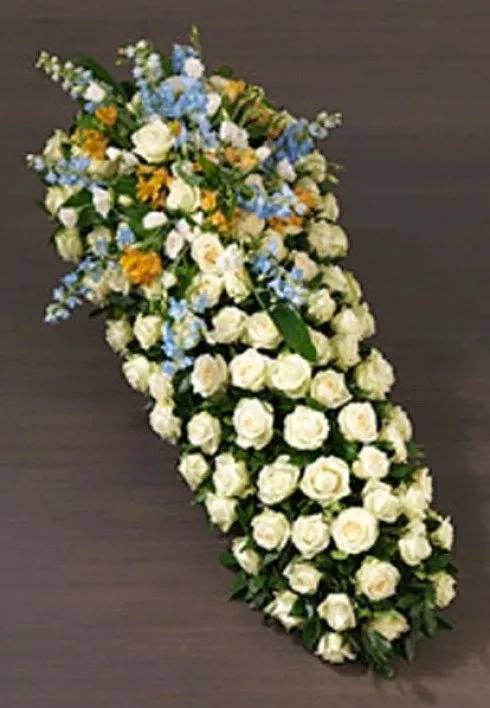 composizione floreale con rose bianche