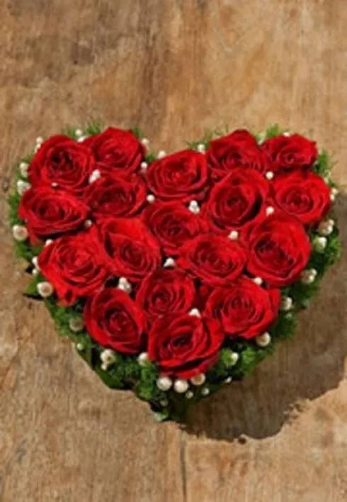 composizione floreale di rose rosse a forma di cuore
