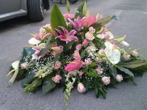 composizione floreale con fiori a stelo lungo