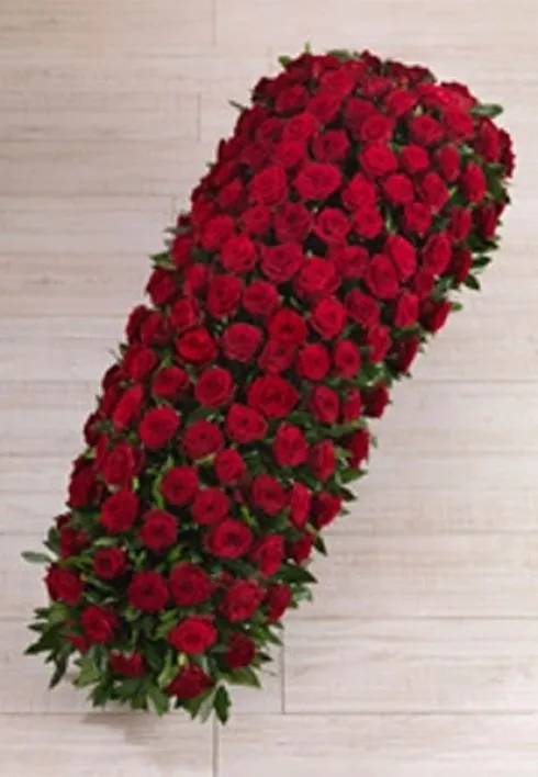 composizione floreale con rose rosse