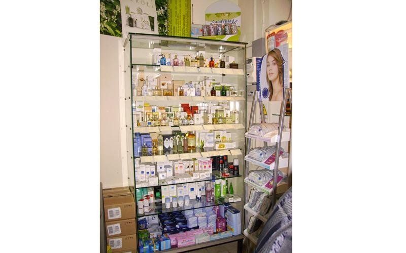 farmacia con prodotti per cosmesi