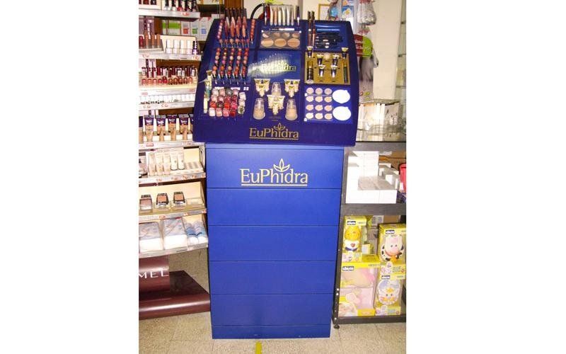 Prodotti per la dermocosmesi in una farmacia