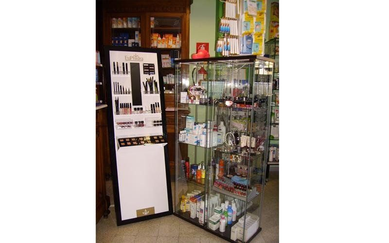 Esposizione di prodotti all'interno di una farmacia